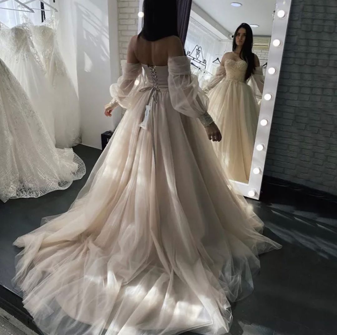 Romantic Lace Sweetheart Long Sleeve Backless Appliques Wedding Dress with Crystal Tulle A-Line