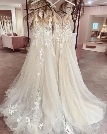Classic V-Neck A-Line Tulle Spaghetti-Straps Wedding Dress with Appliques Lace