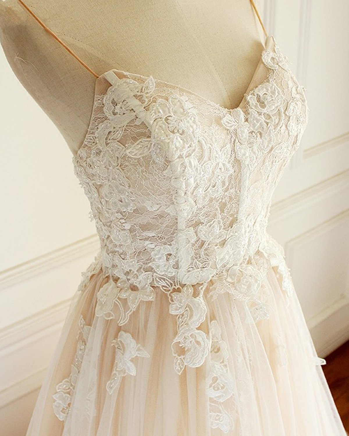 BMbridal Gorgeous Sweetheart Creamy Tulle Wedding Dress Spaghetti Straps Sweep Train Bridal Gowns On Sale-BMbridal