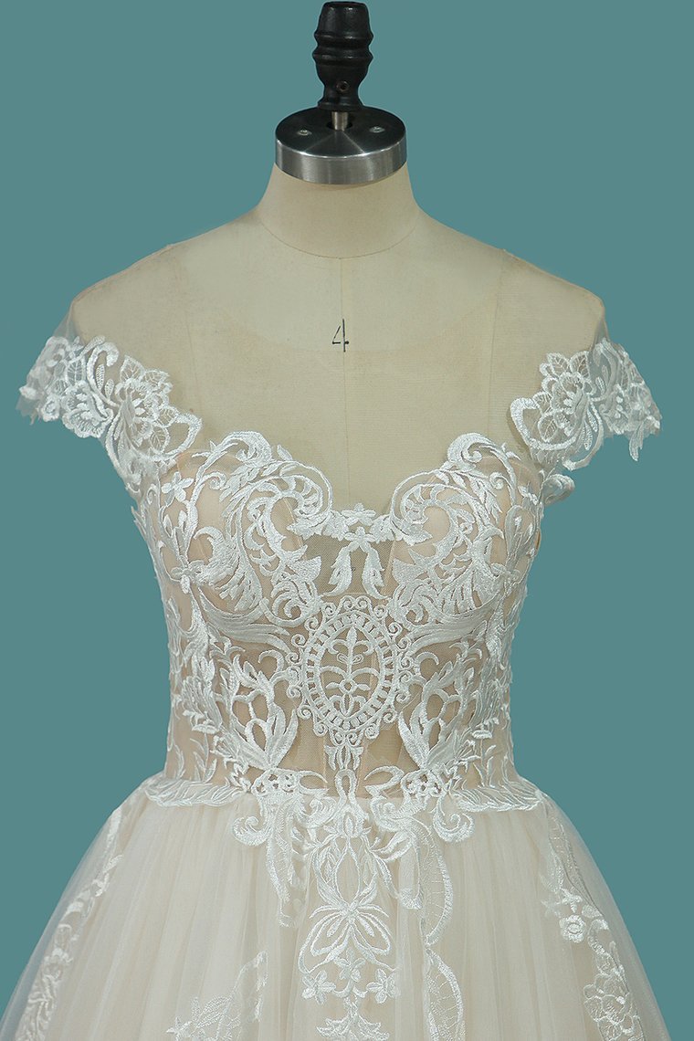 Romantic Ruffles A-Line Floor-Length Bateau Lace Wedding Dress with Tulle Appliques