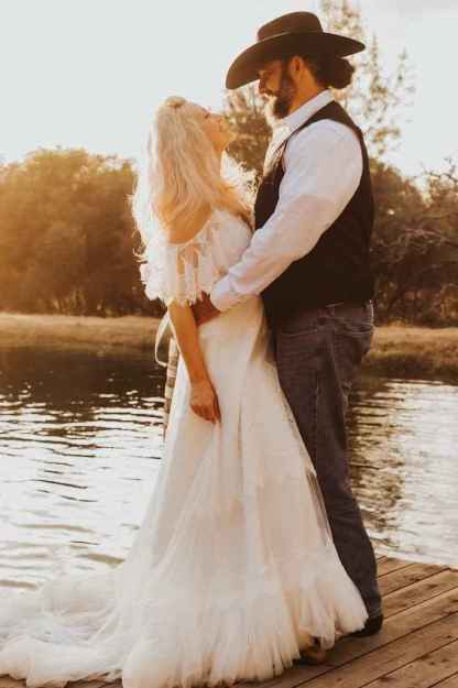 Women's Wedding Dresses Chic Lace Evening Dresses V Neck Ruffle Sleeves Beachy Boho Outdoorsy Wedding Gowns bmbridal