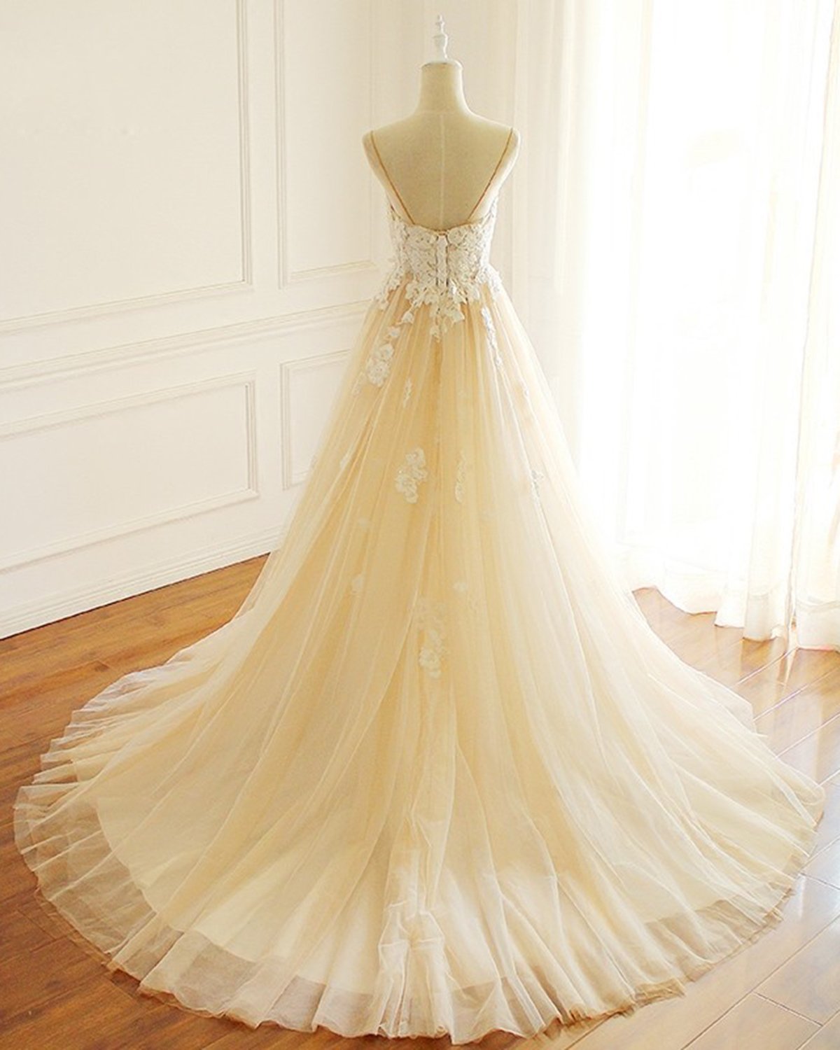 BMbridal Gorgeous Sweetheart Creamy Tulle Wedding Dress Spaghetti Straps Sweep Train Bridal Gowns On Sale-BMbridal
