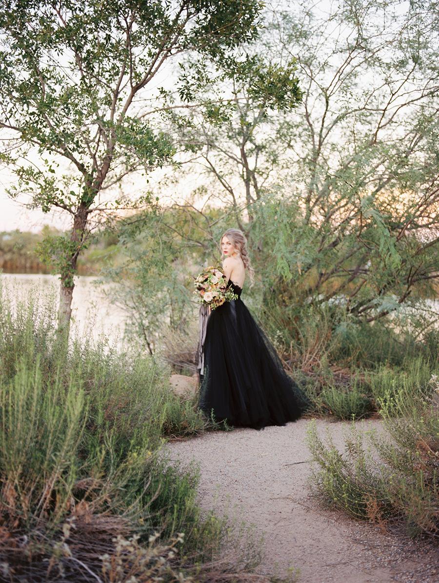 Chic Black Long Lace Tulle Open Back Wedding Dress with Sweetheart