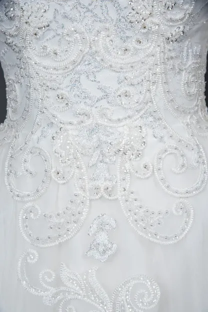 Chic Ruffles Ball Gown Long Sleeve Wedding Dress with Lace Appliques