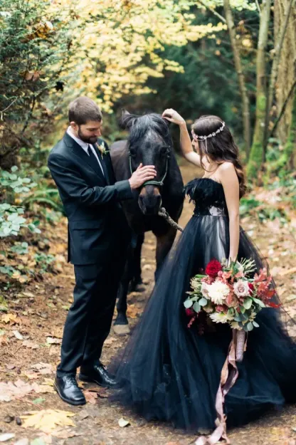 Modern Strapless Tulle Long Black A-Line Wedding Dress with Appliques Lace
