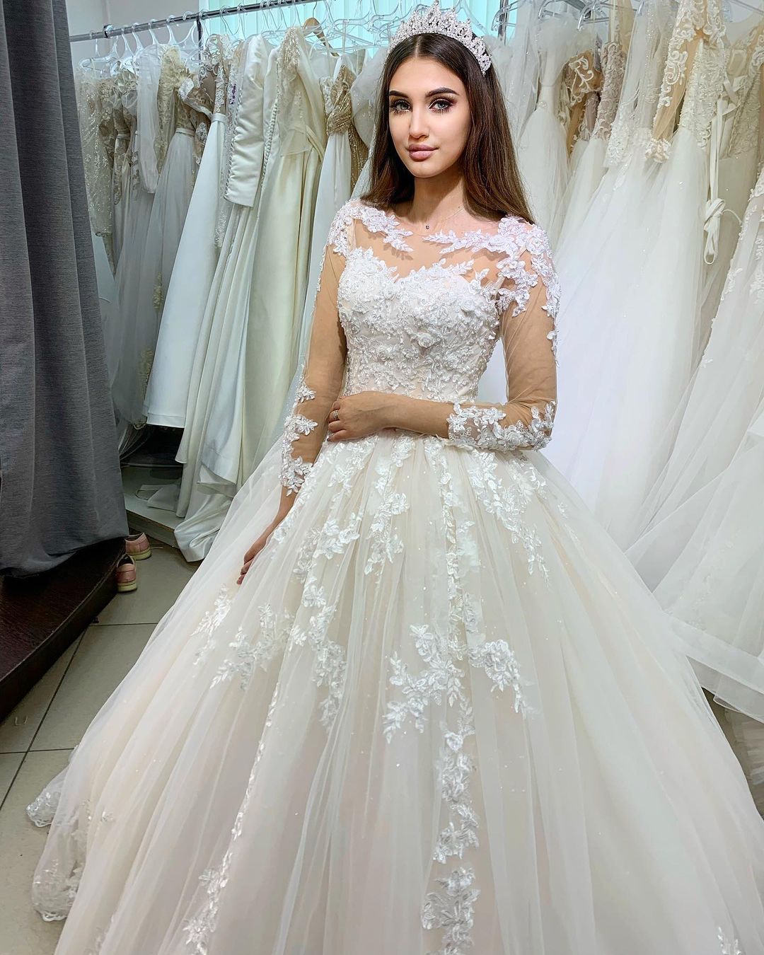 Charming Princess Bateau Long Sleeve Floor-Length Wedding Dress with Appliques Lace Tulle
