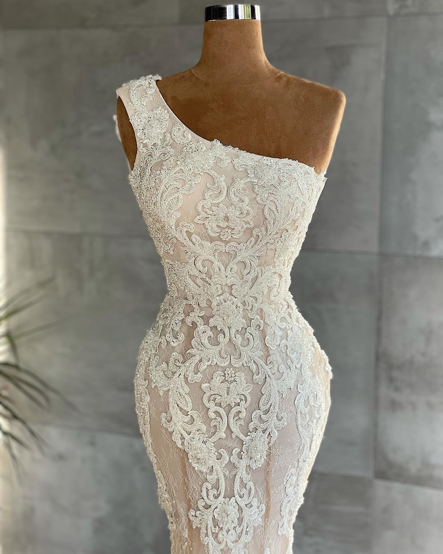 Beautiful Lace Mermaid Floor-Length One Shoulder Wedding Dress with Appliques