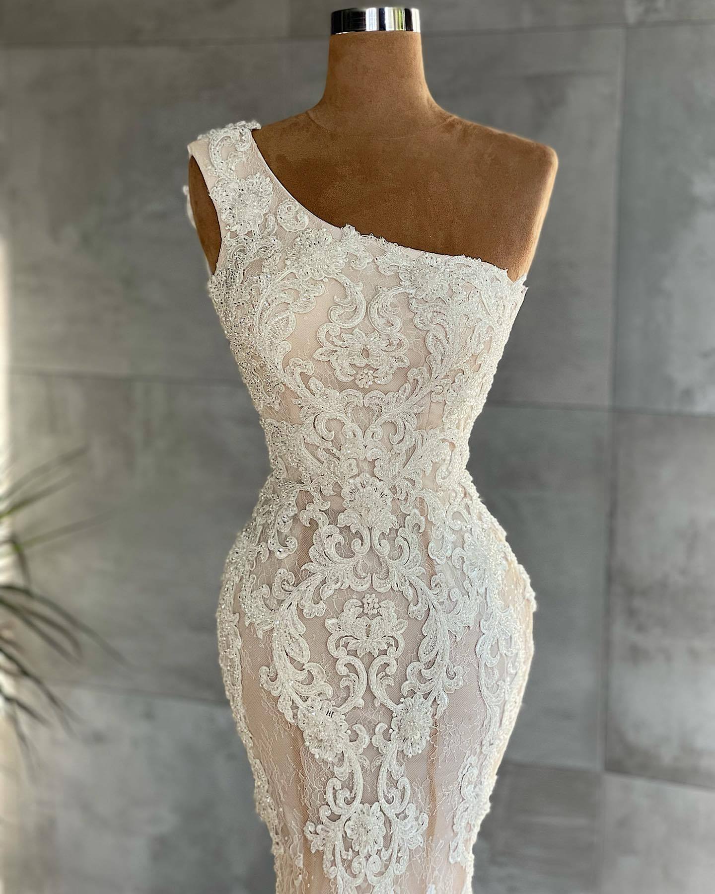 Beautiful Lace Mermaid Floor-Length One Shoulder Wedding Dress with Appliques