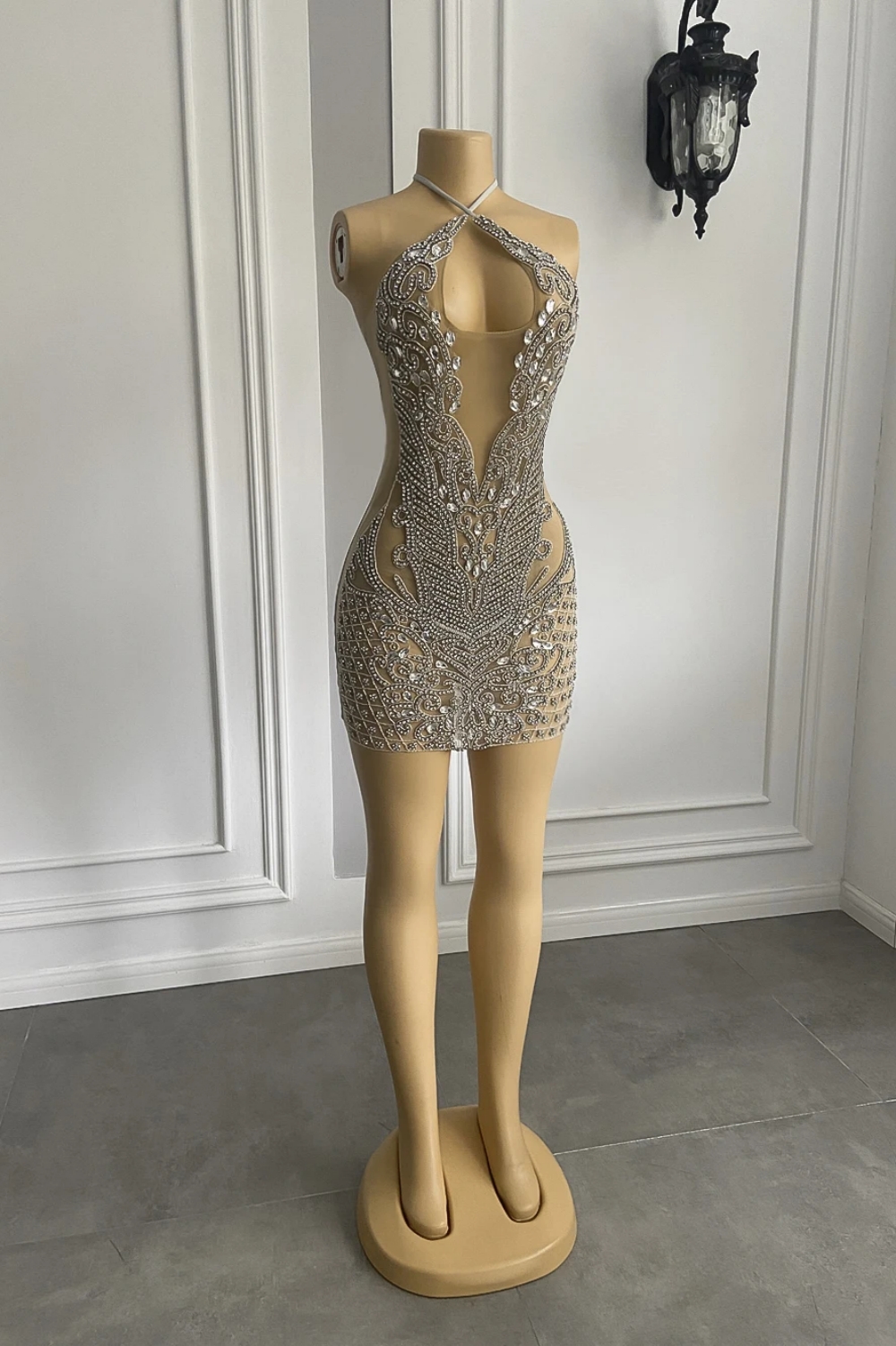 Luxurious Halter Sleeveless Short Sheath Sequined Prom Dresses with Rhinestones