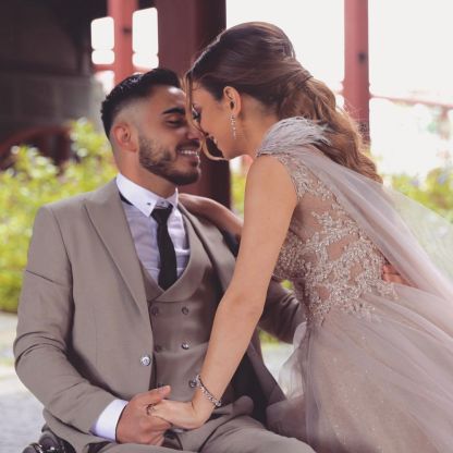 Luxury Sleeveless A-Line V-Neck Wedding Dress Lace Tulle with Feathers