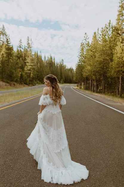 Women's Wedding Dresses Chic Lace Evening Dresses V Neck Ruffle Sleeves Beachy Boho Outdoorsy Wedding Gowns bmbridal