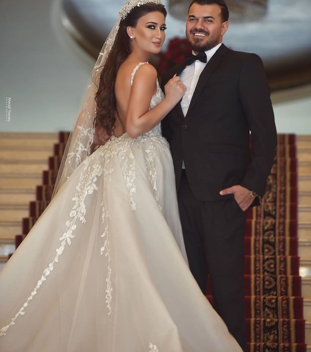 Chic Lace Long Mermaid V-Neck Tulle Wedding Dress with Detachable Train