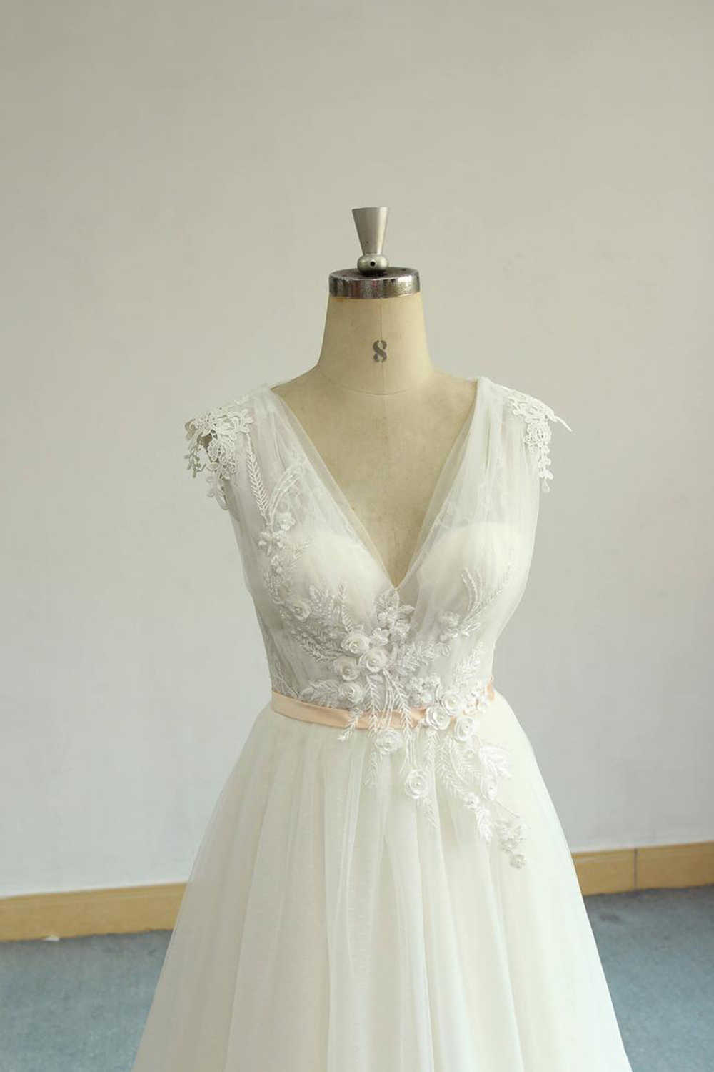 BMbridal Gorgeous V-neck Sleeveless A-line Wedding Dresses Champgne Tulle Bridal Gowns With Appliques On Sale-BMbridal