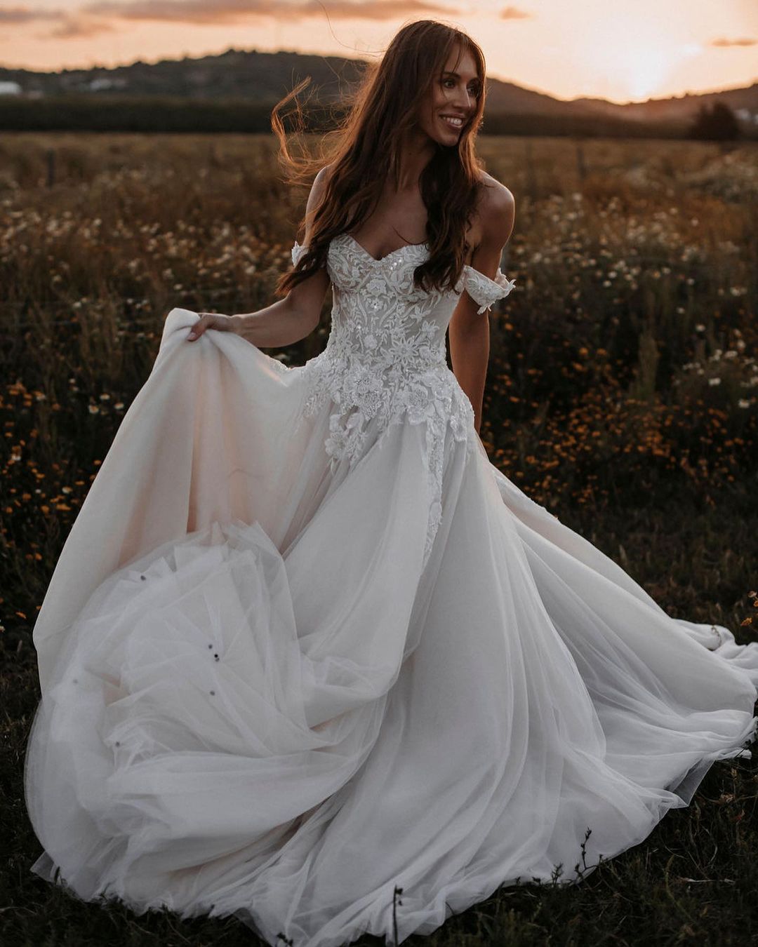 Elegant Tulle A-Line Off-the-Shoulder Wedding Dress with Appliques Lace