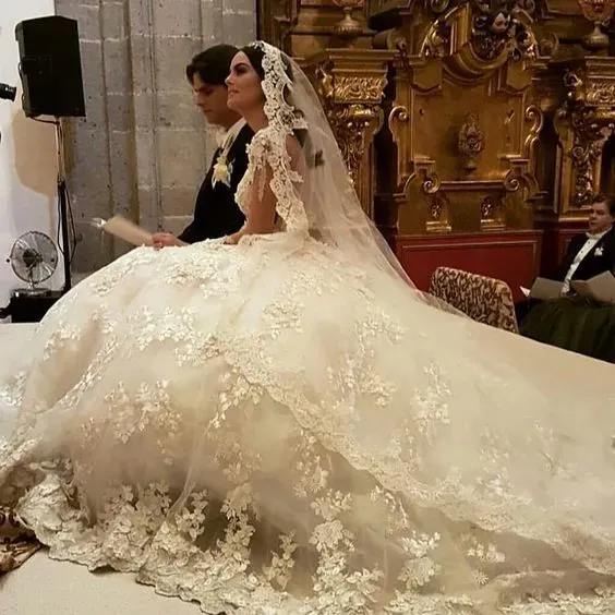 Modest Backless Floor-Length Princess Bateau Long Sleeves Wedding Dress Appliques Lace Ruffles