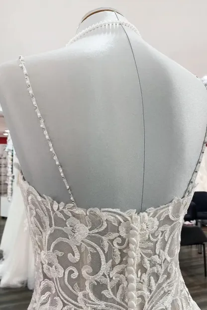 Glamorous Spaghetti-Straps Tulle Ball Gown V-Neck Wedding Dress with Lace Ruffles