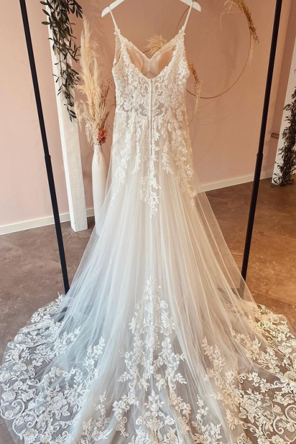 Stunning Sweetheart Tulle A-Line Spaghetti-Straps Wedding Dress with Appliques Lace