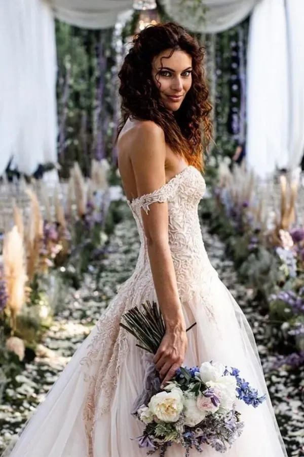 Chic A-Line Long Off-the-Shoulder Wedding Dress with Lace Tulle