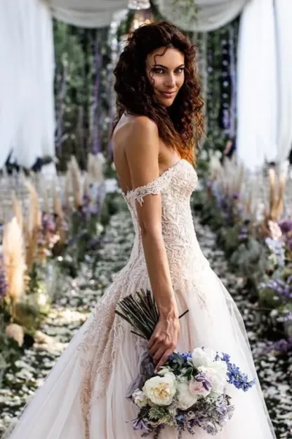 Chic A-Line Long Off-the-Shoulder Wedding Dress with Lace Tulle