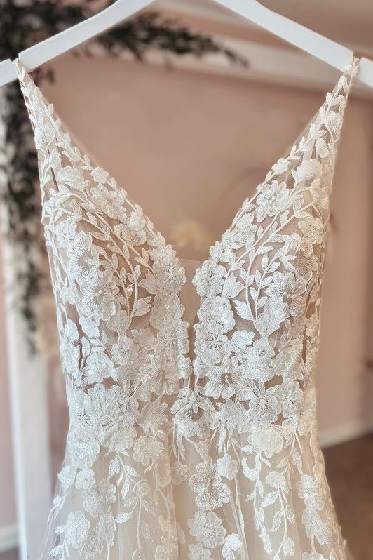 Vintage A-Line Backless Spaghetti-Straps V-Neck Wedding Dress Tulle with Appliques Lace