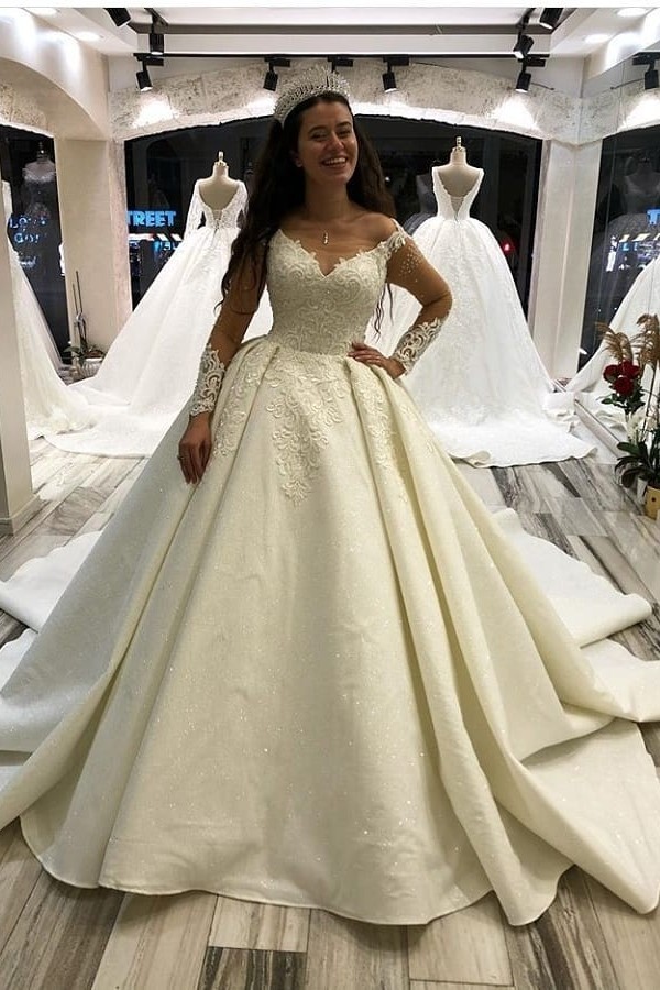 Glamorous Long Sleeves Sweetheart Satin Princess Wedding Dress with Appliques