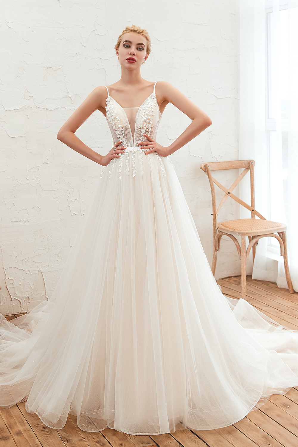 BMbridal Chic Spaghetti Straps V-Neck Ivory Tulle Wedding Dresses with Appliques