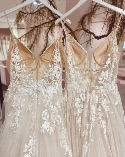 Classic V-Neck A-Line Tulle Spaghetti-Straps Wedding Dress with Appliques Lace