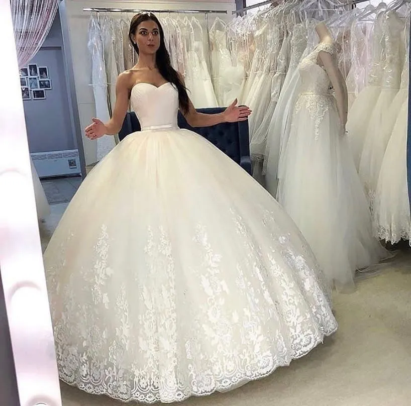 Simple Floor-Length Princess Sweetheart Backless Wedding Dress with Appliques Lace Tulle