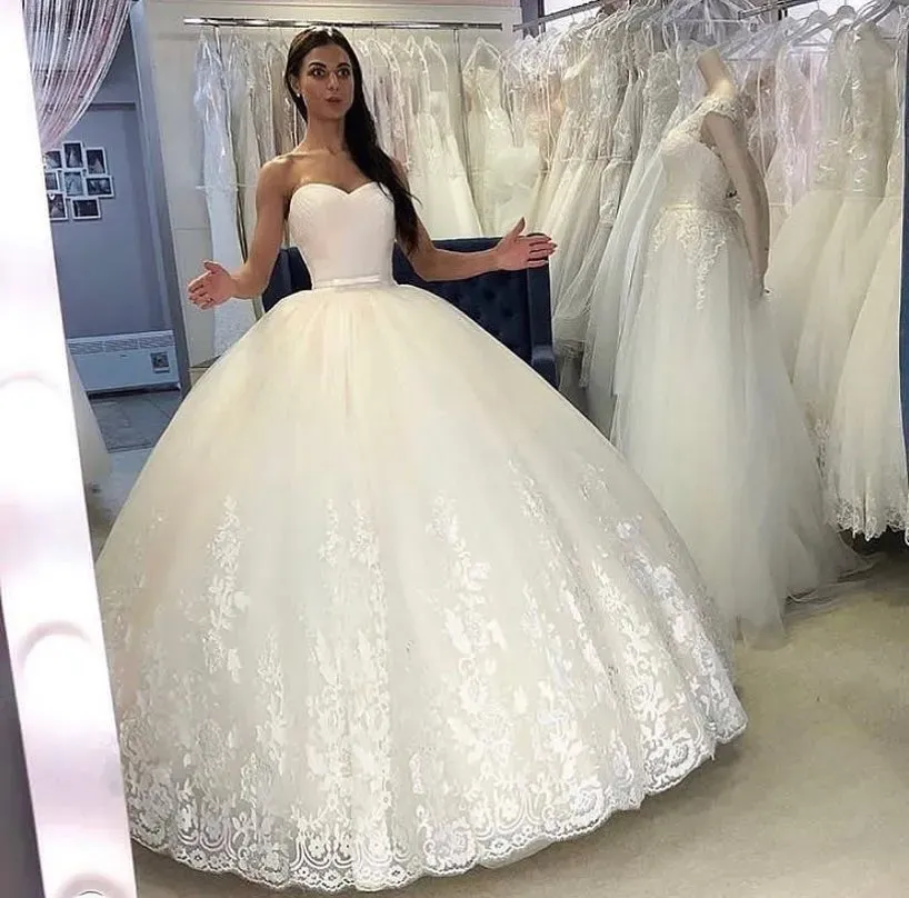 Simple Floor-Length Princess Sweetheart Backless Wedding Dress with Appliques Lace Tulle