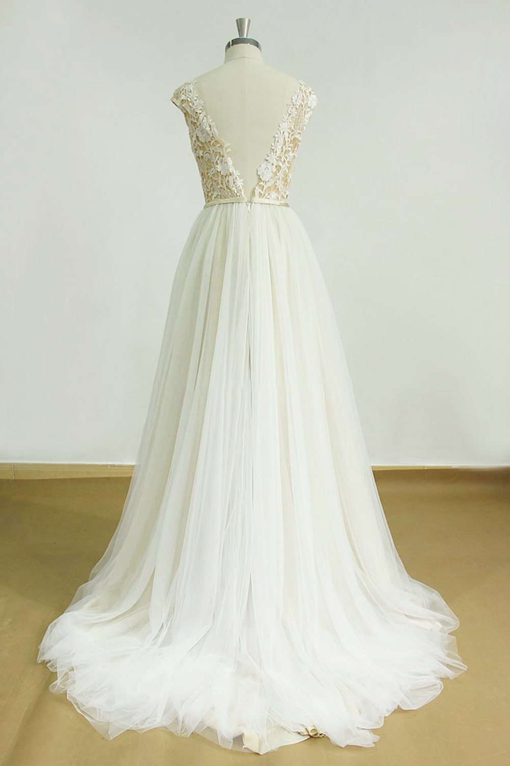 BMbridal Elegant Jewel Tulle Lace Wedding Dress Sleeveless Appliques Bridal Gowns On Sale