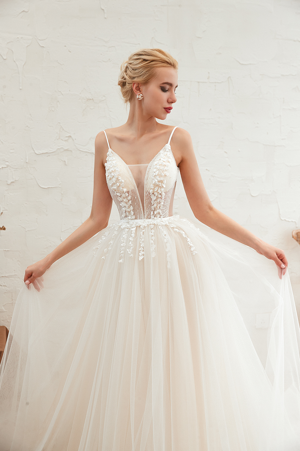 BMbridal Chic Spaghetti Straps V-Neck Ivory Tulle Wedding Dresses with Appliques