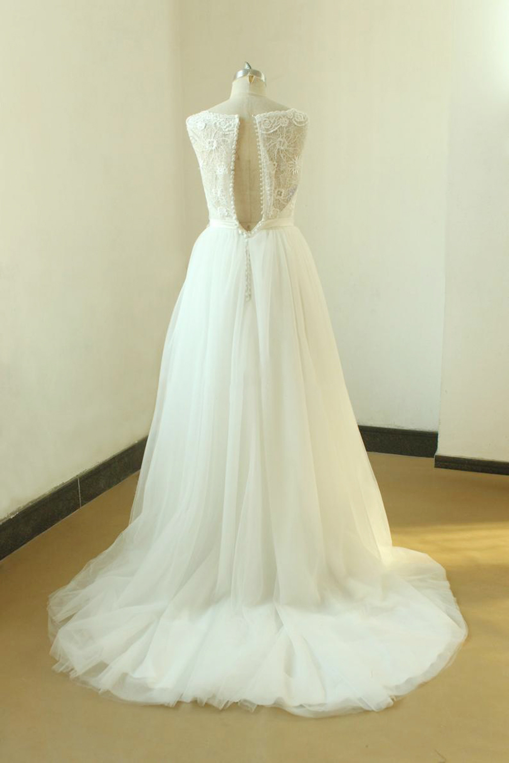 BMbridal Gorgeous A-line White Lace Tulle Wedding Dress Sleeveless Appliques Bridal Gowns On Sale