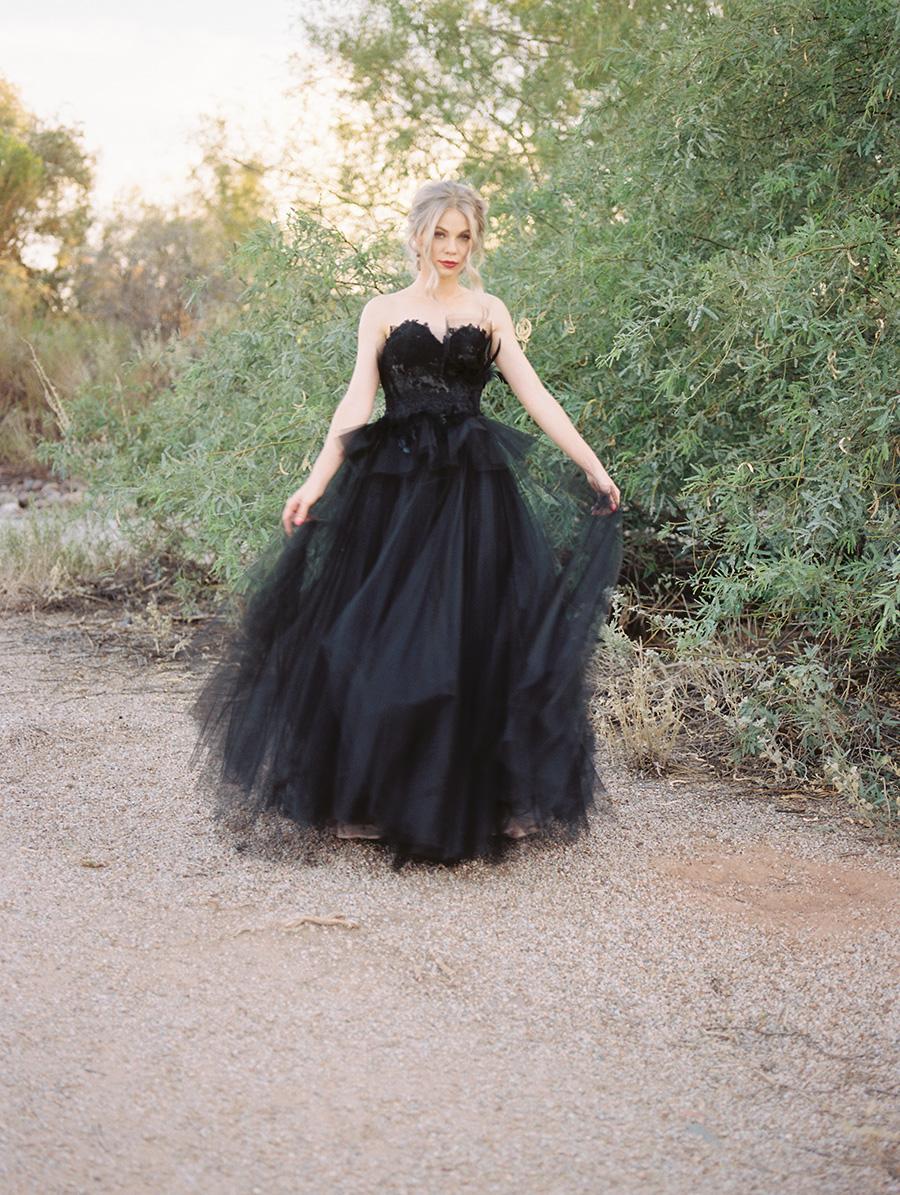 Chic Black Long Lace Tulle Open Back Wedding Dress with Sweetheart