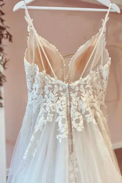 Vintage Lace Floor-Length Sweetheart Appliques A-Line Wedding Dress with Ruffles Tulle