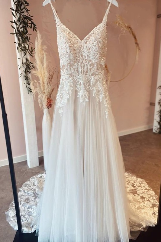 Stunning Sweetheart Tulle A-Line Spaghetti-Straps Wedding Dress with Appliques Lace