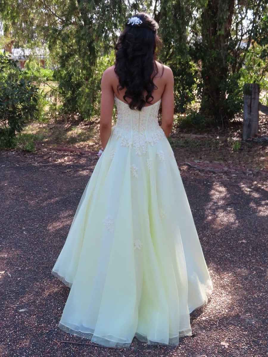 Elegant Yellow Strapless A-Line Prom Dress with Lace Appliques