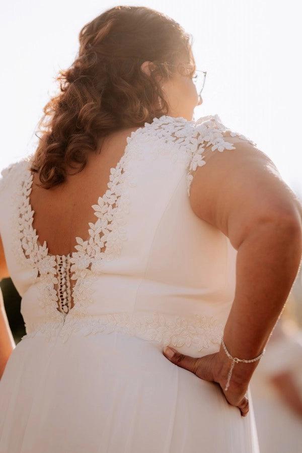 Plus Size White A-Line Wedding Dress Scoop Neck Sheer Lace Cap Sleeves 3D Leaf Applique Chiffon Boho Bridal Gown with Sweep Train