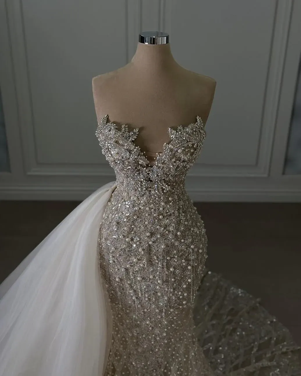 Luxury 2025 New Sweetheart Long Mermaid Sleeveless Beaded Lace Wedding Dresses 