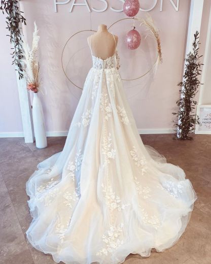 Popular Spaghetti-Straps Backless V-Neck Long A-Line Wedding Dress with Tulle