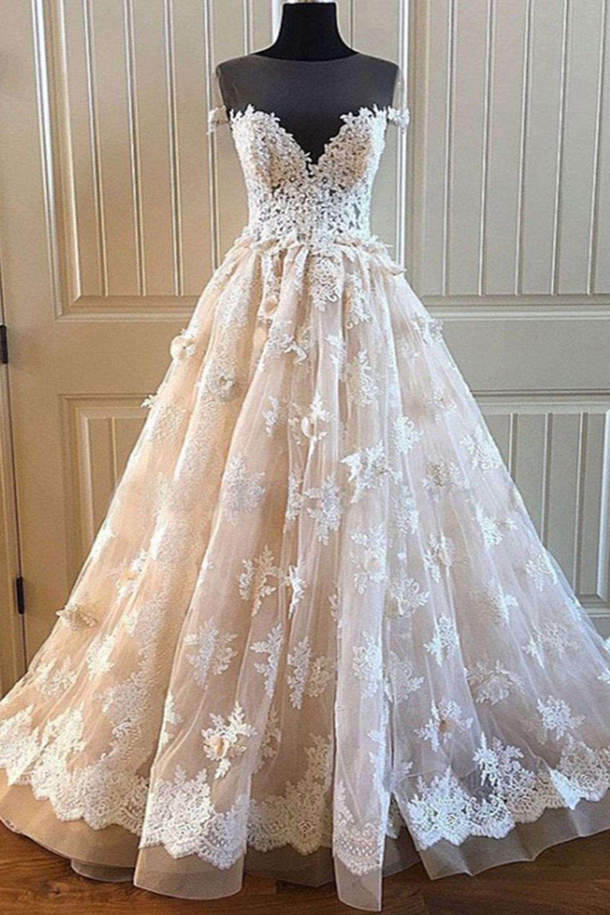 BMbridal Elegant Creamy Lace Sweetheart Long Wedding Dress A Line Appliques Bridal Gowns On Sale