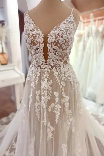 Attractive Backless Spaghetti-Straps Tulle A-Line Wedding Dress with Appliques Lace