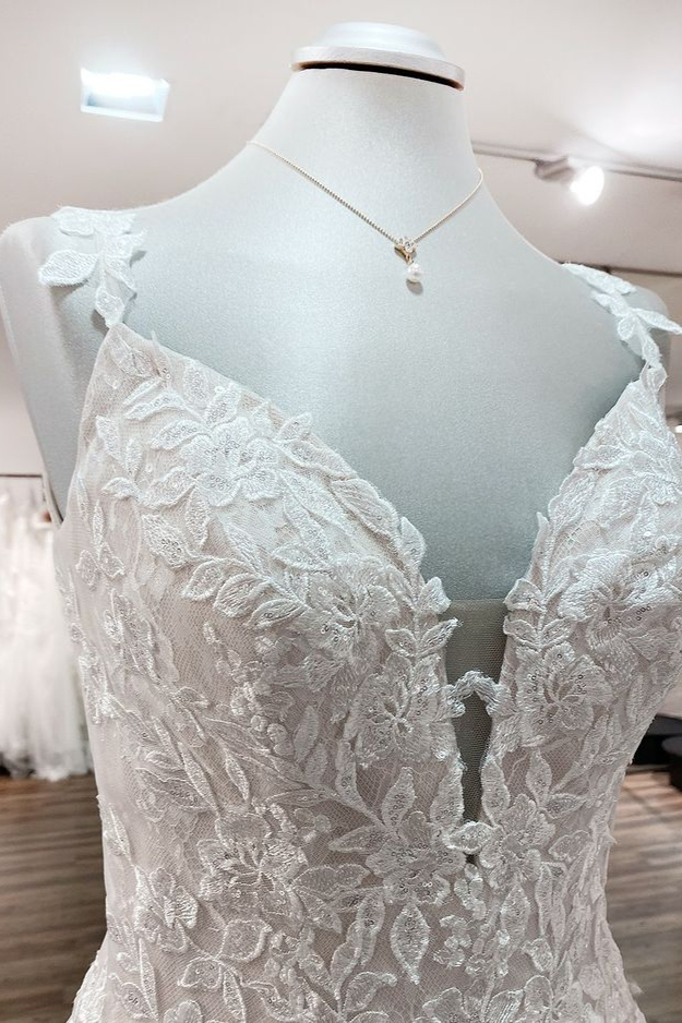 Elegant Open Back A-Line V-Neck Long Ruffles Wedding Dresses with Tulle Lace