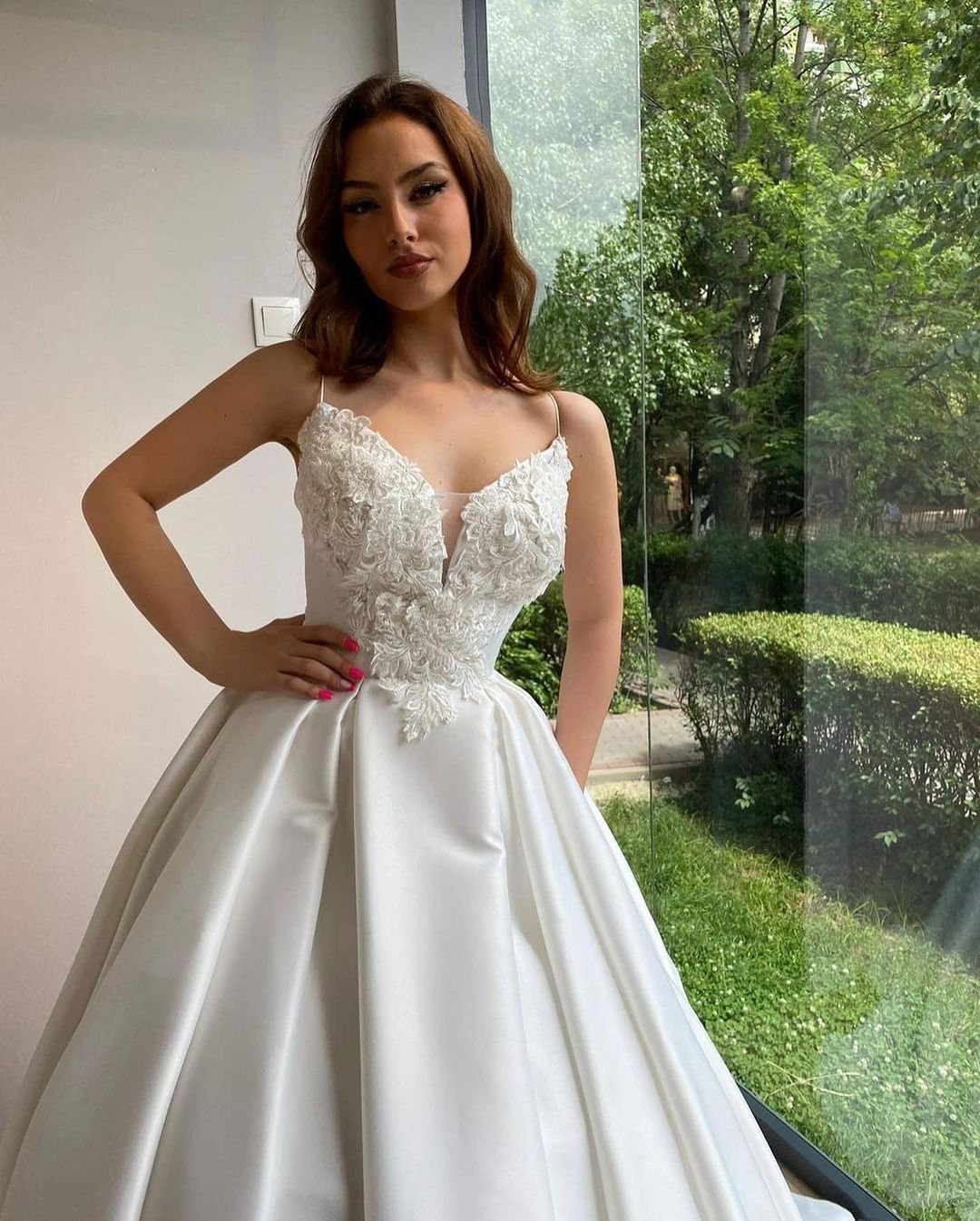 Glamorous Spaghetti-Straps Ball Gowns Satin Long Sweetheart Wedding Dress