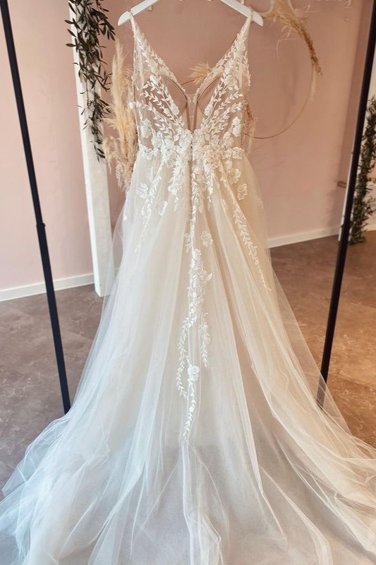 Vintage A-Line Backless Spaghetti-Straps V-Neck Wedding Dress Tulle with Appliques Lace