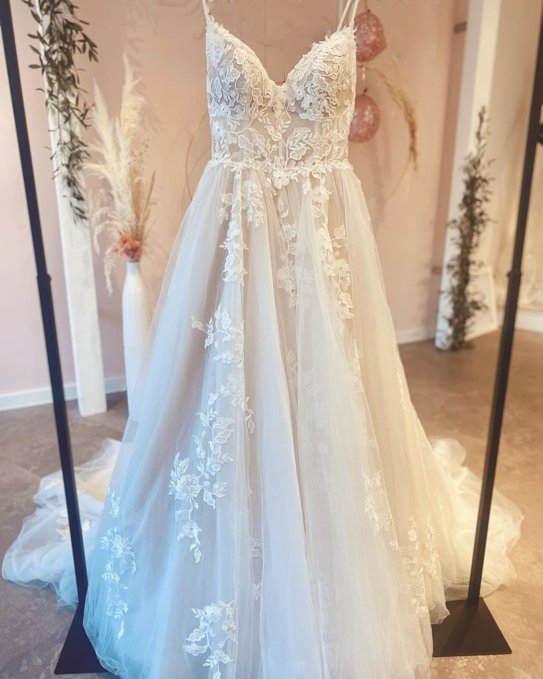 Classy A-Line Floor-Length Spaghetti Straps Wedding Dress with Train Appliques Lace