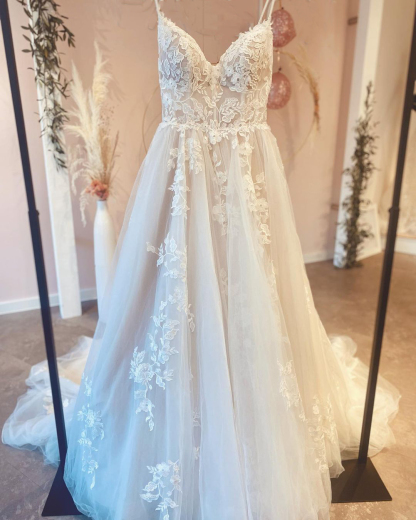 Classy A-Line Floor-Length Spaghetti Straps Wedding Dress with Train Appliques Lace