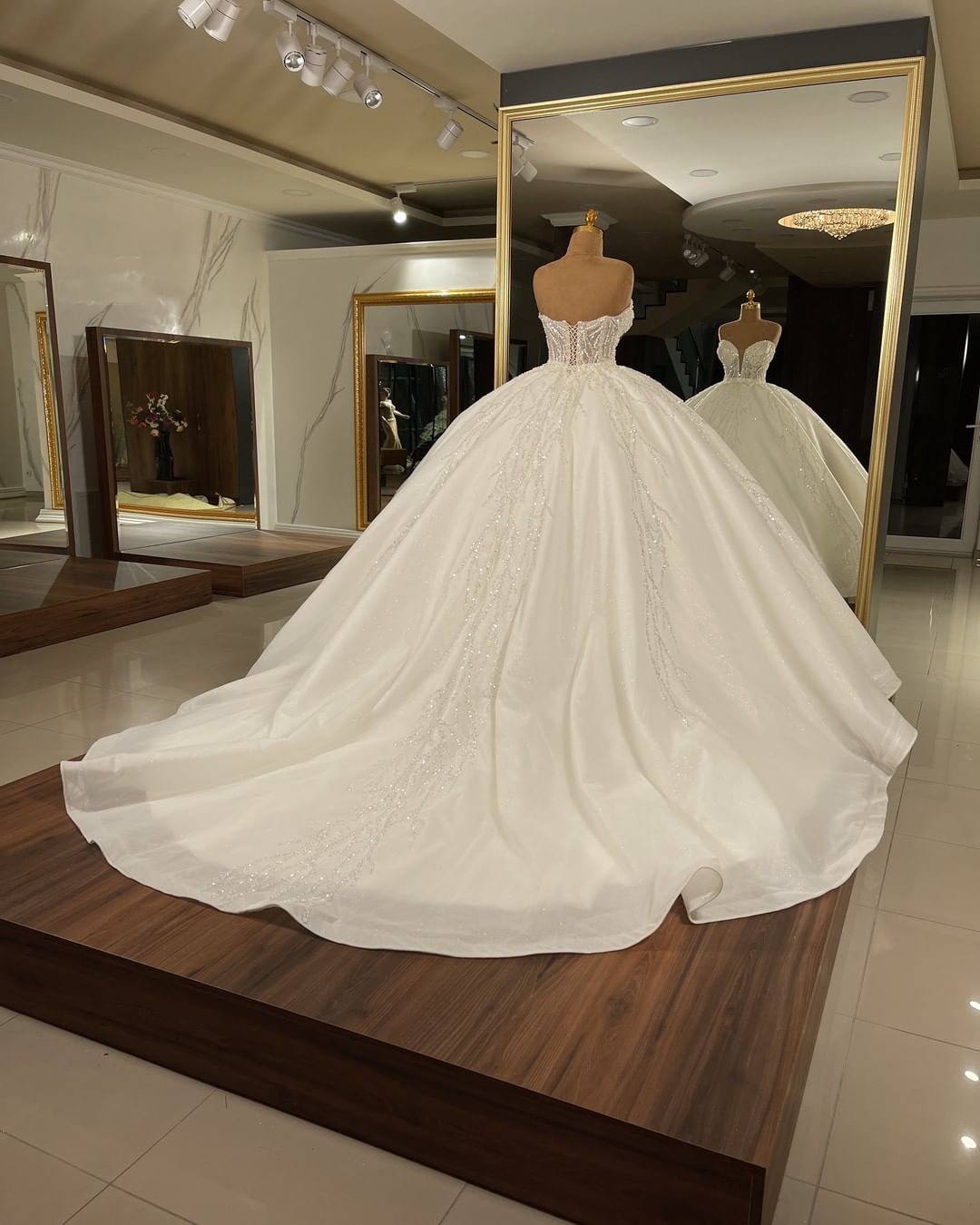 Bmbridal Luxurious Sweetheart Ball Gown Wedding Dress With Beadings-BMbridal