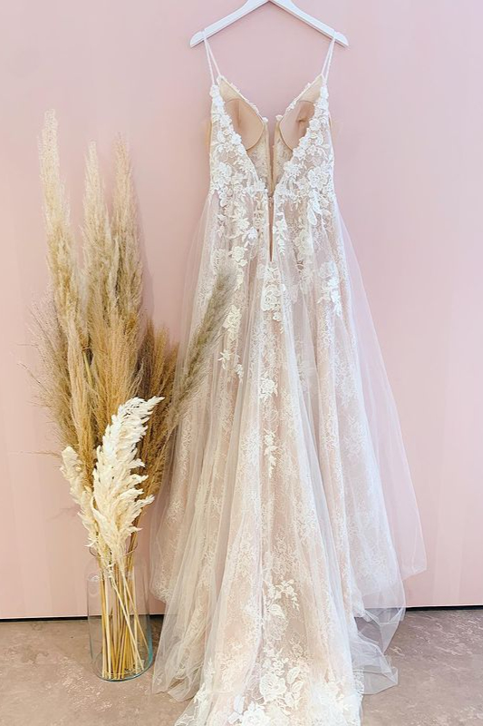 Romantic A-Line Tulle Spaghetti Straps Wedding Dress with Appliques Lace