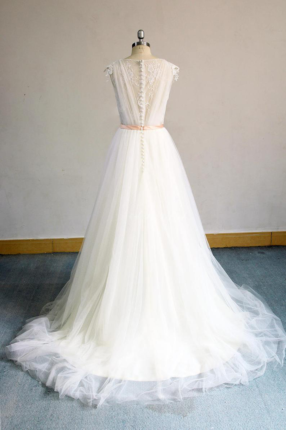 BMbridal Gorgeous V-neck Sleeveless A-line Wedding Dresses Champgne Tulle Bridal Gowns With Appliques On Sale-BMbridal