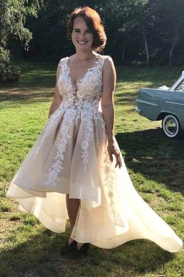 Luxury Open Back Tulle A-Line Hi-Lo Ruffles V-Neck Wedding Dress with Appliques Lace